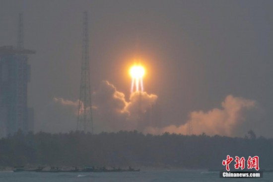 图为嫦娥六号探测器由长运五号遥八运载火箭在中国文昌航天发射场成功发射。<a target='_blank' href='/' ><p align=